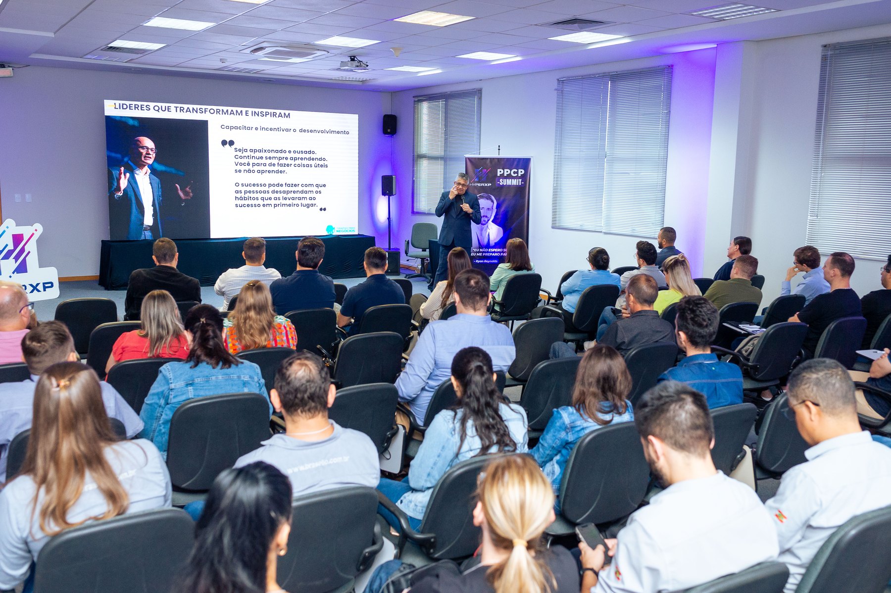 Plateia acompanhando uma palestra de PC Nascimento
