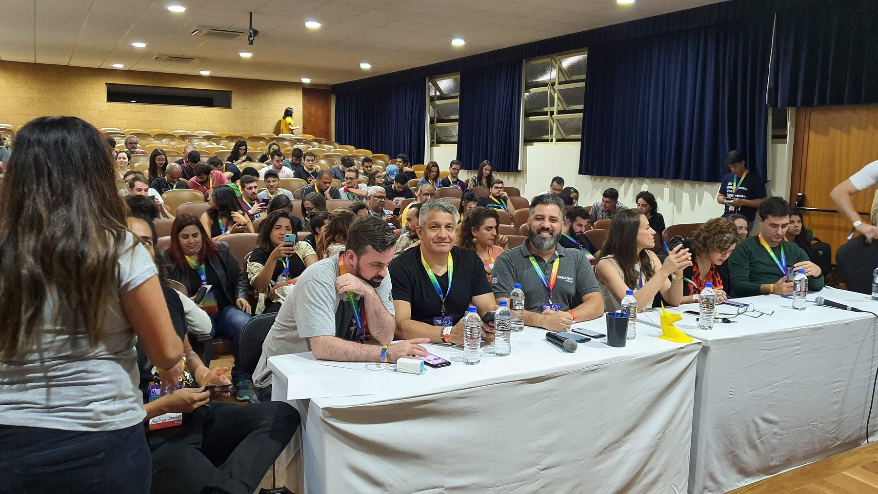 PC Nascimento diante de uma plateia em auditório